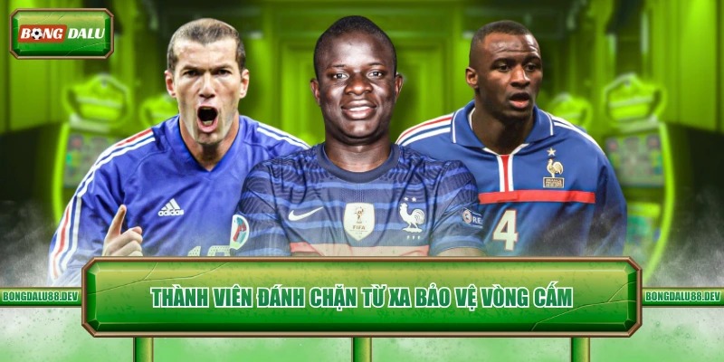 Thành viên đánh chặn từ xa bảo vệ vòng cấm